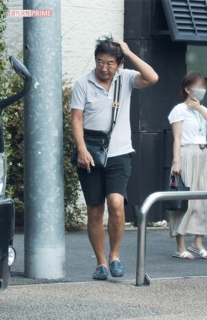 2020年9月、次女のキッズスクールの送迎にきた石田純一。他のママはマスクをしているが