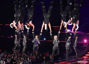 メンバー念願のフライングパフォーマンス　撮影／齋藤周造