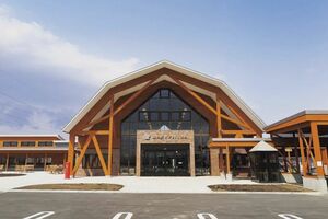 牛舎をモチーフにしたマンサード型屋根のデザイン。牧歌的な風景に溶け込む