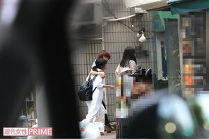 バーの店長のマンションへ向かうゲス川谷と美女の様子