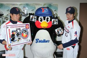 ヤクルトの球団マスコット「つば九郎」（2012年4月）