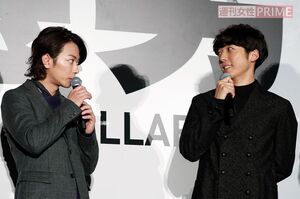 見つめ合う佐藤健と高橋一生　撮影／伊藤和幸