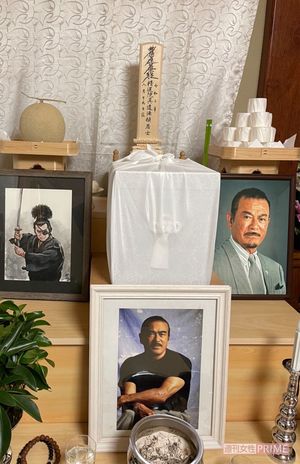 千葉県内の自宅の祭壇には遺骨や位牌のほか柳生十兵衛を演じた姿の絵もあった