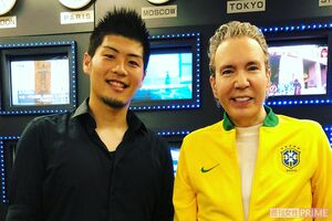 恩師と慕うデーブ・スペクターさんをネタにしたコメディを披露することも