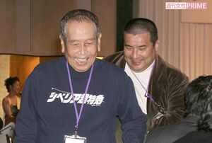 映画祭で親子のように寄り添う、水野氏（左）と西田（右）