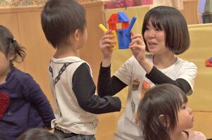 『夜間もやってる保育園』●監督：大宮浩一／出演：エイビイシイ保育園、玉の子夜間保育園、すいせい保育所、エンジェル児童療育教室、たいよう保育園ほか／上映時間：1時間51分／配給：東風　2017年9月30日よりポレポレ東中野ほかで全国順次公開中　(c)夜間もやってる製作委員会