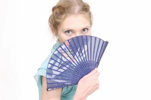 扇子会食は流行るのか……？（画像はイメージ）