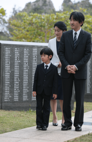 小学1年生だった'13年12月、秋篠宮ご夫妻と沖縄県の『平和の礎』を訪問された悠仁さま