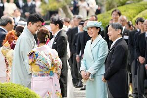 穏やかな笑みを携えて、りくりゅうペアとご歓談する天皇陛下と雅子さま