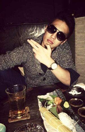 サングラスをかけポーズをとる出町容疑者（SNSより）