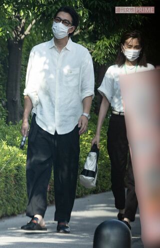 愛犬の散歩をする三浦翔平と桐谷美玲