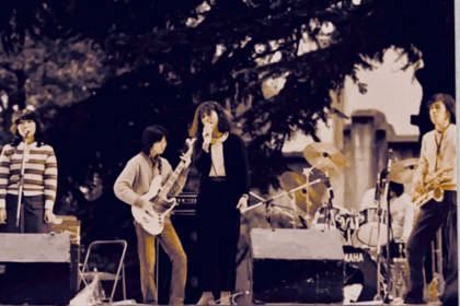 大学のジャズ研に加わり、慶應大学三田学祭のステージにて。「モッキンバード」というバンドで初めてボーカルを経験