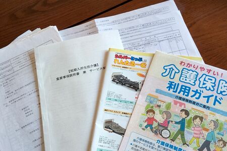 介護保険は利用のたびに保証人のサインや押印が必要。「今まで100通はサインしました」（こかじさん）
