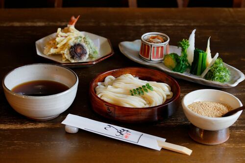 おめん+鯖寿司2貫のセットは2170円。脂のりのいい鯖でボリューム満点!