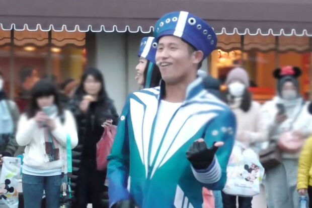 ディズニーリゾート内で『オーパス・ファイブ』として活躍していたころのアツシさん（YouTubeより）