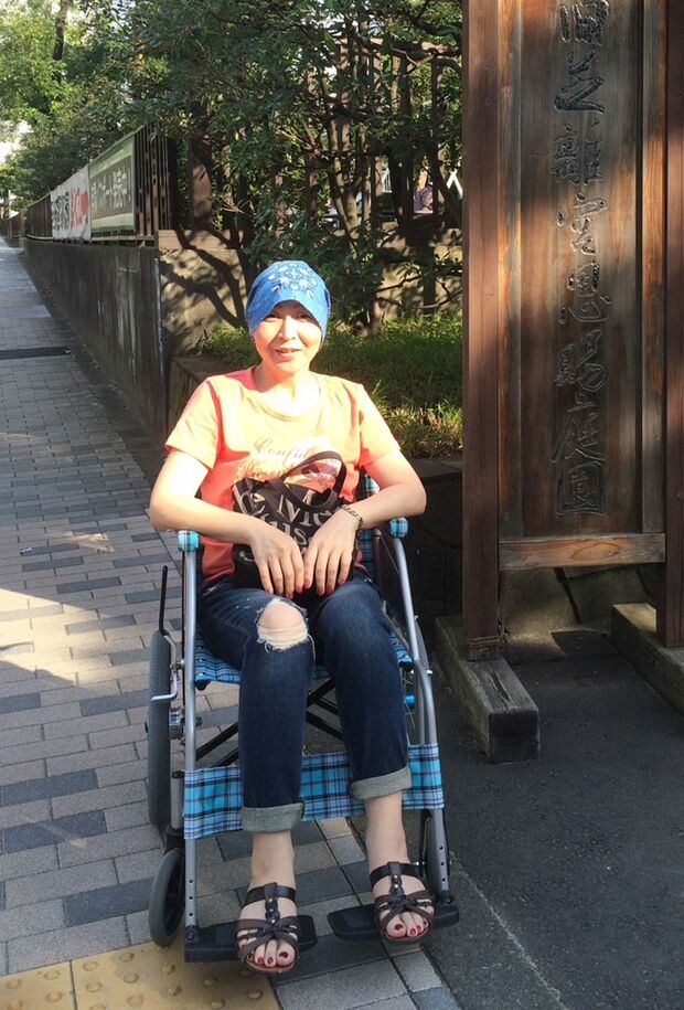 退院後、酸素吸入がいらなくなり、近所へ散歩に出かけたGraceひろさん