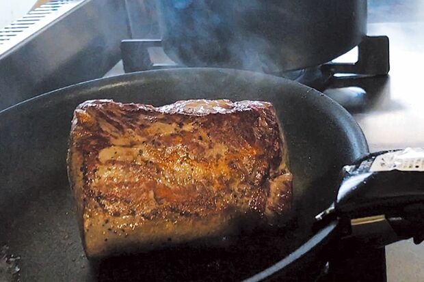 肉の1面ずつ強火で焼き色をつけていく