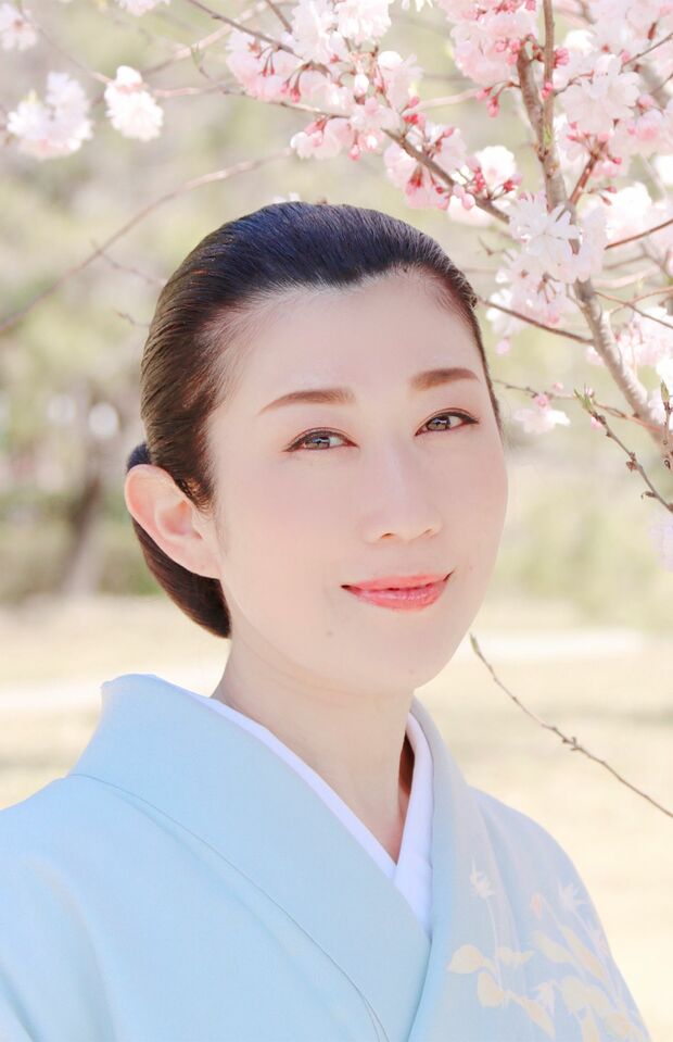 千代里さん●エッセイスト。元新橋No.1芸者。芸者時代の経験を生かし、エッセイや講演で、心の持ち方や日本の伝統芸能の素晴らしさについて伝えている。著書に『捨てれば入る福ふくそうじ』、『福ふく恋の兵法』（ともにSDP）など。