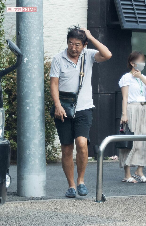 2020年9月、次女のキッズスクールの送迎にきた石田純一。他のママはマスクをしているが