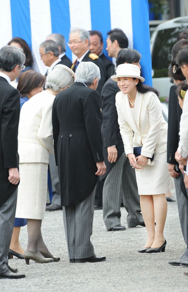 '16年春の園遊会に出席された雅子さま。中座する直前、両陛下（当時）にご挨拶を