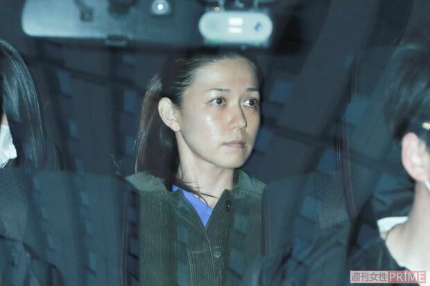 移送時の小嶺麗奈