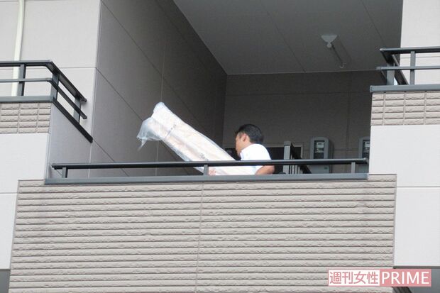 容疑者が姉と住んでいたアパートに家宅捜索が入った