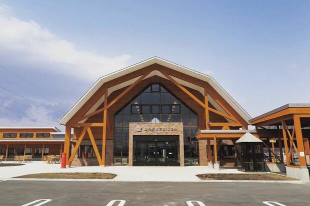 牛舎をモチーフにしたマンサード型屋根のデザイン。牧歌的な風景に溶け込む