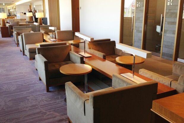 女性がティールームの予約席で待っていると…（写真はイメージです）