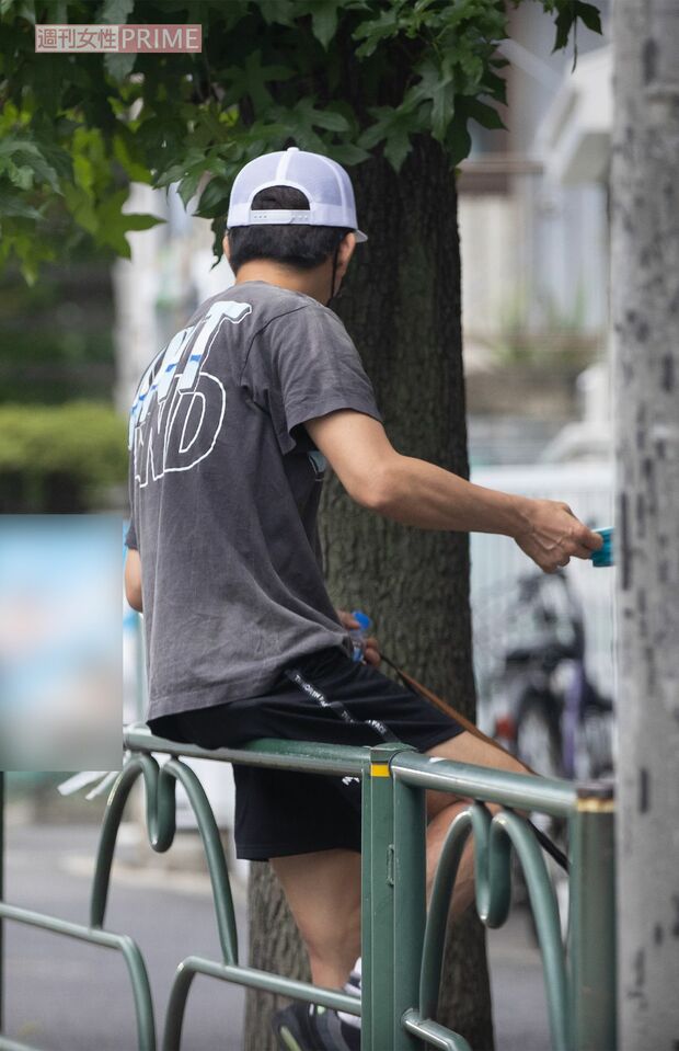愛犬を散歩させる木村拓哉。アラフィフとは思えない若々しさ