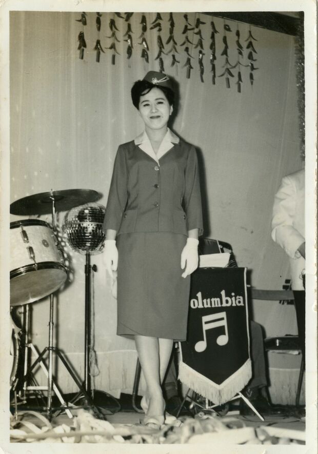 バスガイドの格好をする若かりしき日のコロムビア・ローズ