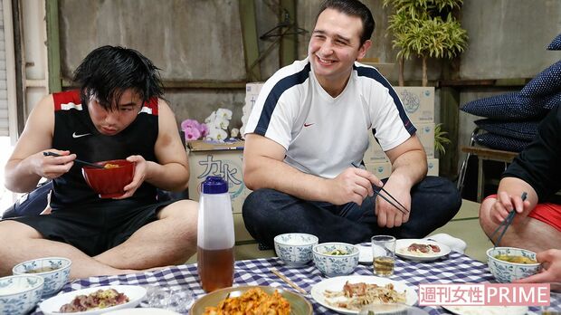 稽古終わりの食事はみんなで。お米は1回に15合も炊くとか!　「ご飯は3杯がノルマ。今日は5杯食べました!」（本間）