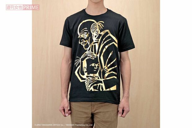 黒のボディに箔プリが施されていて華やかな１枚。切り絵の風合いが活かされているデザイン