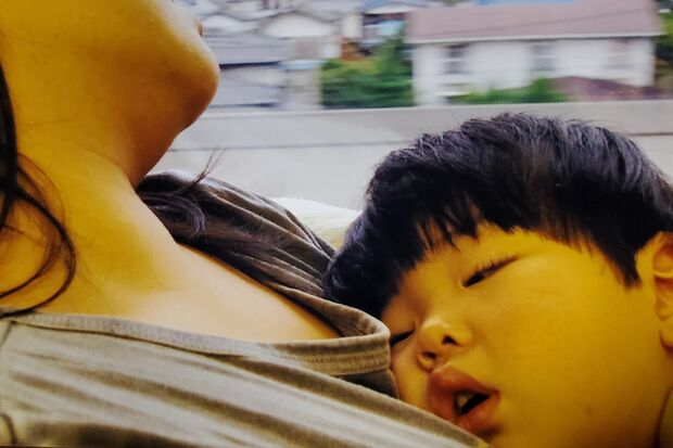 新幹線に乗って青森に帰るなか、母・江美さんの胸で眠る2歳の楢舘拓実くん（遺族提供）