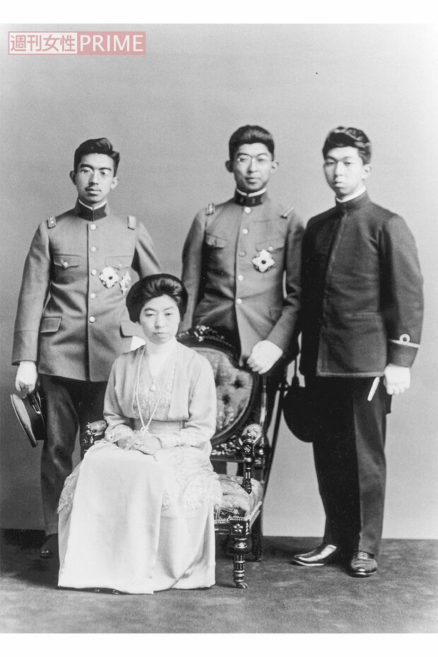 （左から）昭和天皇、秩父宮さま、高松宮さまとご一緒の貞明皇后