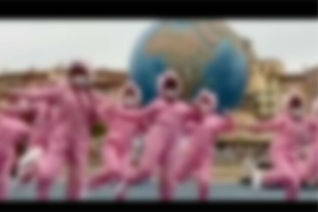 2022年3月、キャラクターの被り物とピンクの衣装に身を包んだ女性集団が、ディズニーシー内の人気写真撮影スポットを長時間占領してダンス動画を撮影し、大炎上した（TikTokより）