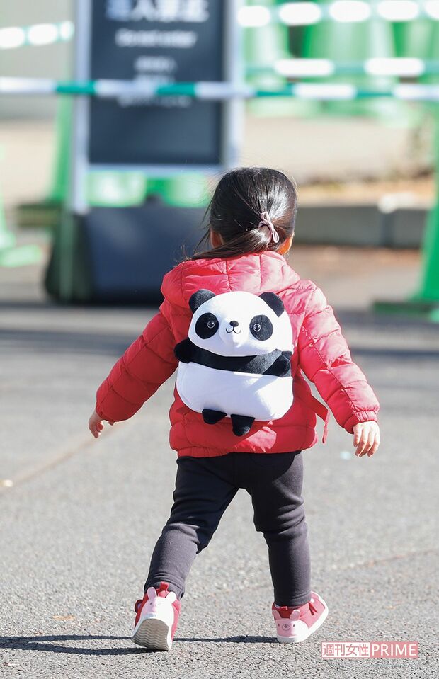 小さな背中にパンダのリュックを背負った後ろ姿が超キュート。赤いダウンに映えている