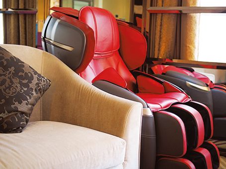 旅の疲れを癒すマッサージチェア付きの部屋も人気（撮影／ながの桃）