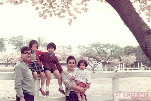 1962年に高嶋さんと薫子さんは結婚。1男、2女に恵まれた。左の家族写真は桜の季節に撮った一枚
