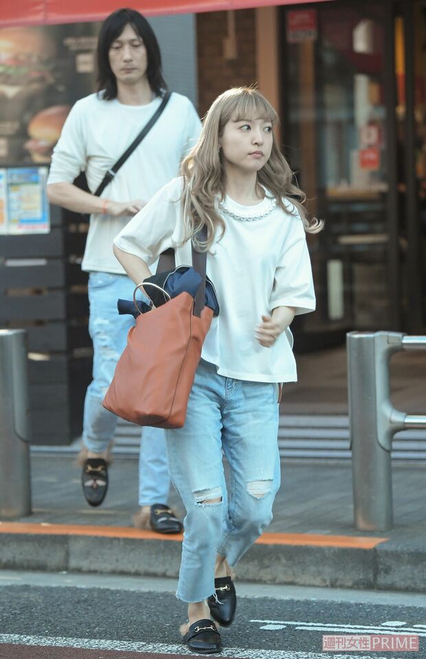 マックからペアルックで出てきた神田沙也加さんと元夫・村田充