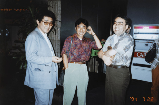 現在も所属する事務所シグマ・セブンの設立当初、立ち上げメンバーと窪田さん(中央)
