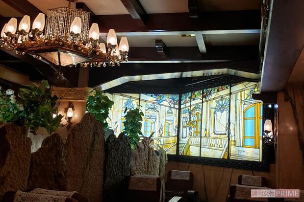 高級喫茶・古城の店内『シロでもクロでもない世界で、パンダは笑う。』（日本テレビ系・20年）、『ウチの夫は仕事ができない』（日本テレビ系・17年）、『Mother』（日本テレビ系・10年）ほか多数