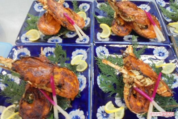 伊勢海老のウニ焼きを味わい、あぶったマツタケに舌鼓。豪華メニューから普段の食事まで、料理にも力を入れる