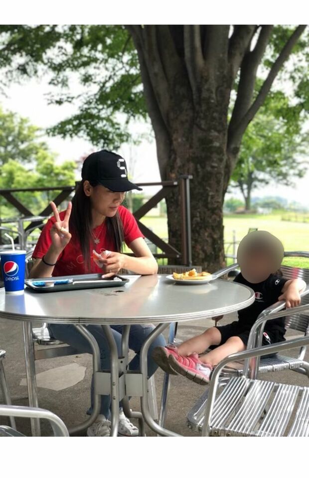 逮捕以前、幸せに暮らす健さん一家のワンシーン