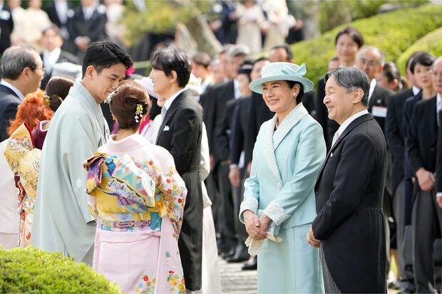 穏やかな笑みを携えて、りくりゅうペアとご歓談する天皇陛下と雅子さま