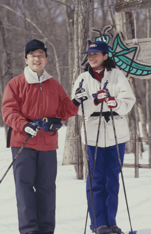 '99年2月、千歳市の公園で“歩くスキー”を体験された両陛下。以来24年ぶりのご来道