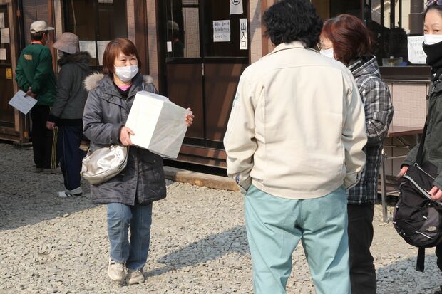 臨時の市役所では、骨壷が配布されていた（陸前高田市、2011年3月29日〜4月1日）