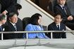 栗山英樹氏の解説を受けながらWBCを観戦される天皇ご一家(撮影/JMPA)