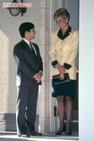 即位の礼の茶会で、ダイアナ妃をお見送りになる徳仁さま（1990年11月13日）