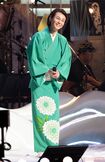 緑の着流しに咲き誇る大輪の花。「最近、オキナインコを飼い始めて。“みーちゃん”っていうんです♪ 可愛いんですよ」 撮影/廣瀬靖士