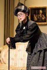 役者と間違えられ、貴族のブルボン家へ。ババロアの止まらぬ小言に、客席は爆笑の渦